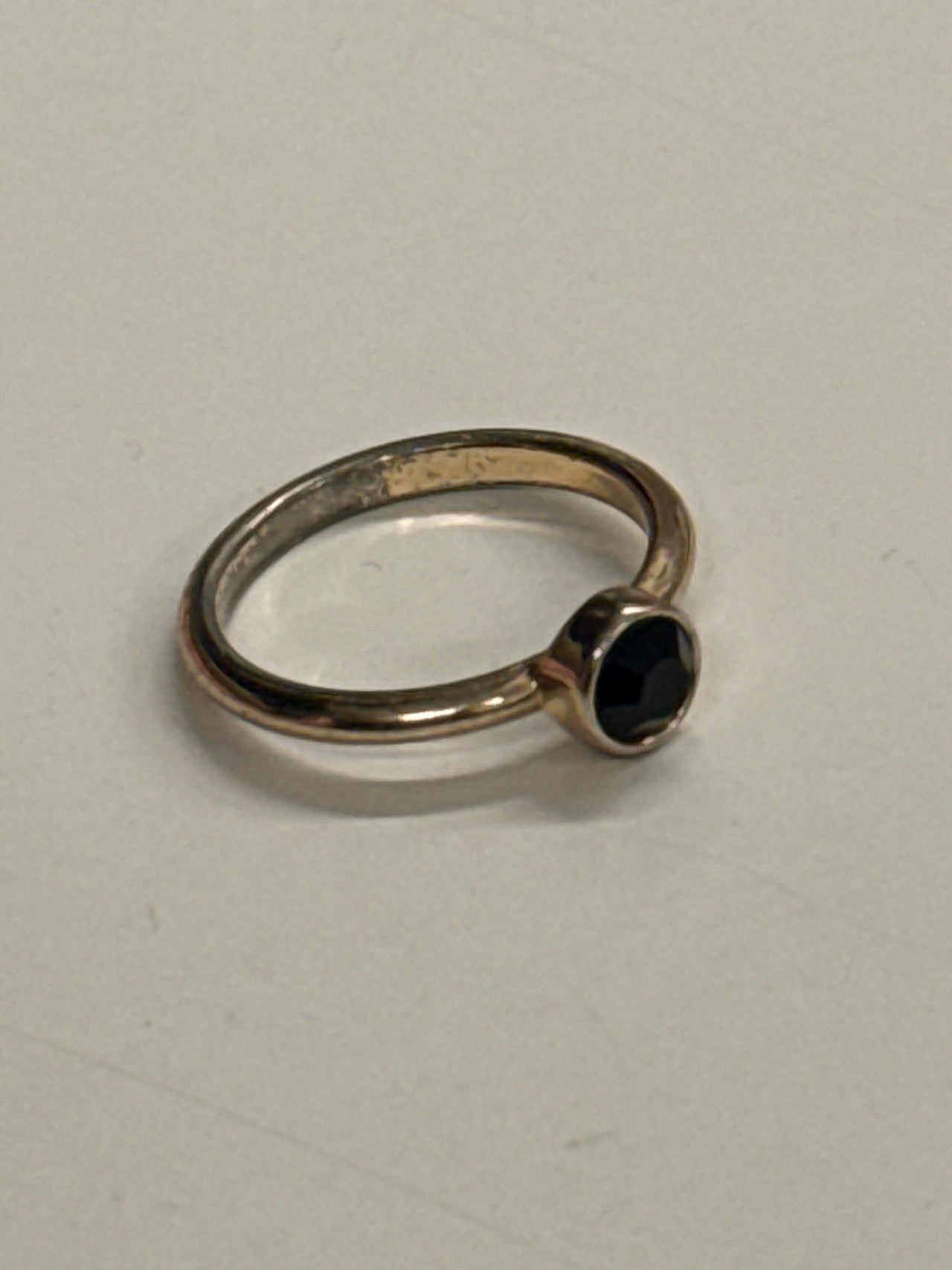 Bague argentée pierre noire M live