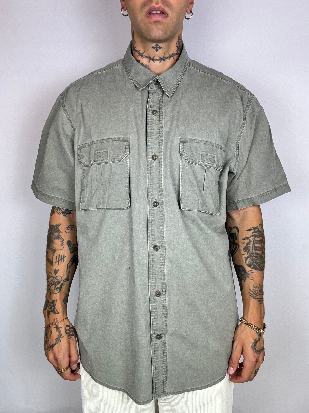 Khakifarbenes Denim-Kurzarmhemd