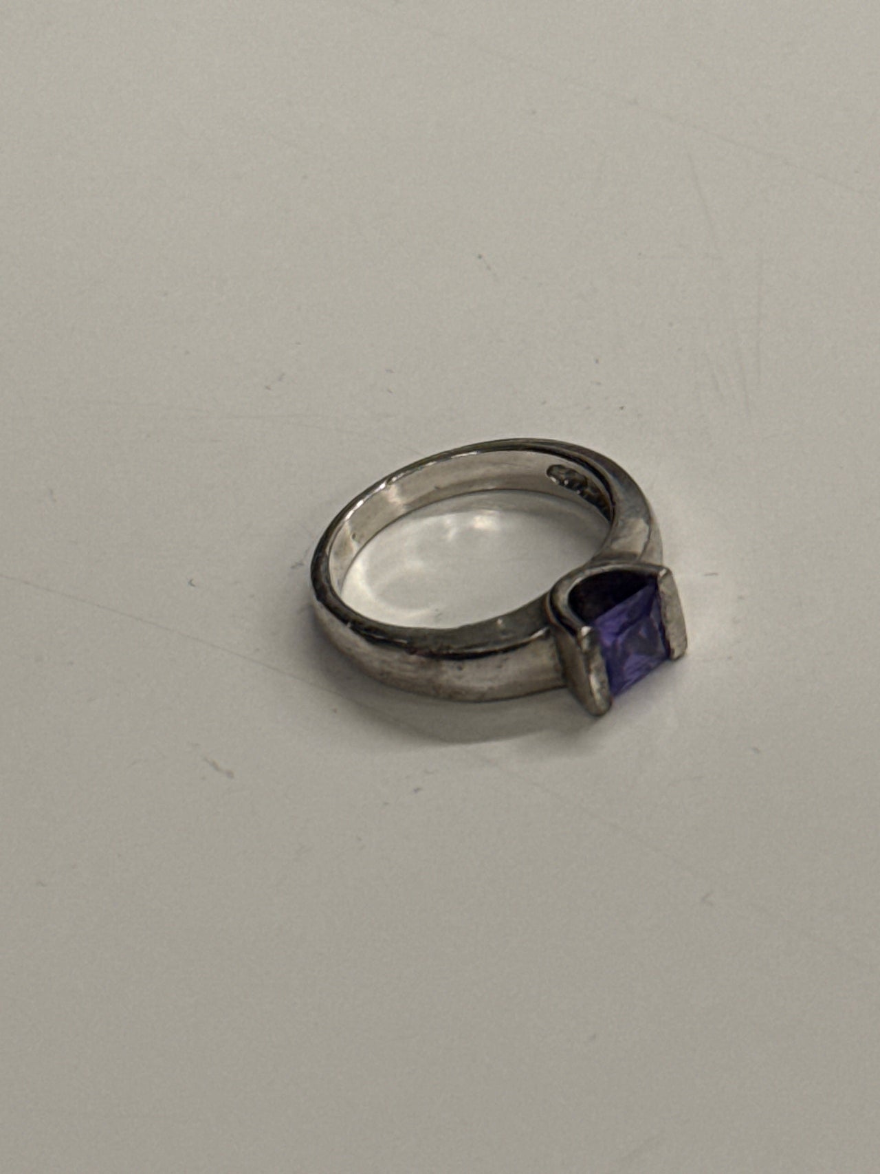 Bague brillante pierre violette L live