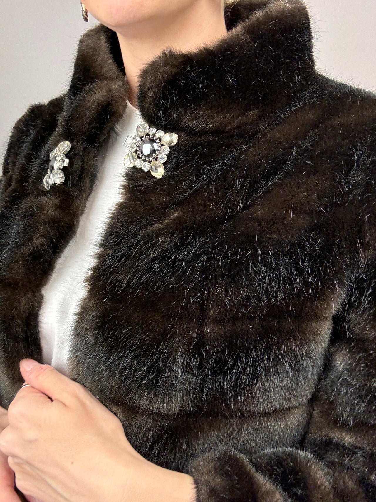 Short faux fur with vintage brown jewel clasp