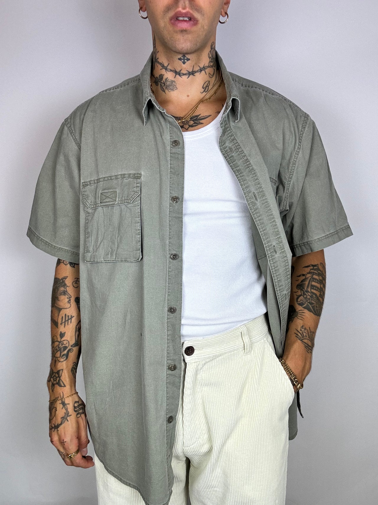 Khakifarbenes Denim-Kurzarmhemd