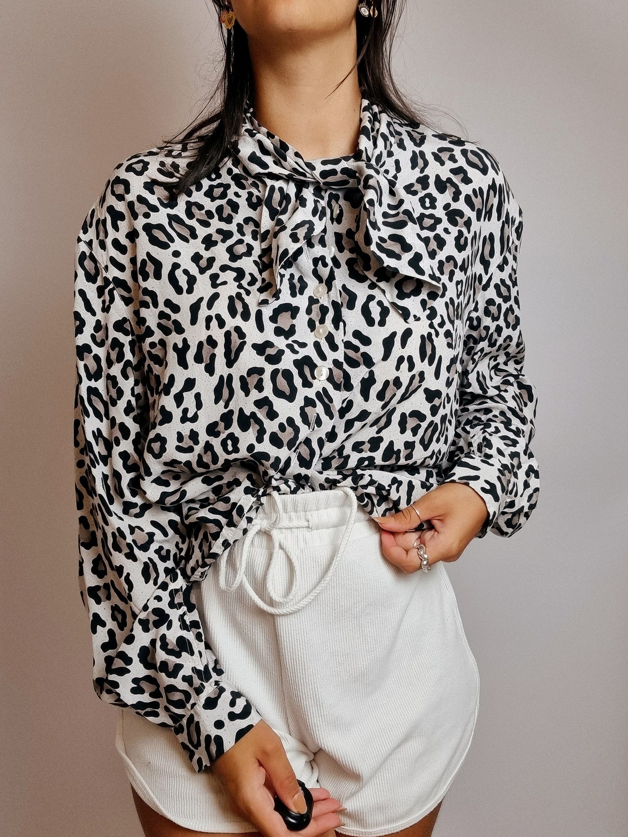 Vintage 80/90er-Jahre-Hemd aus grauer Leopardenseide L