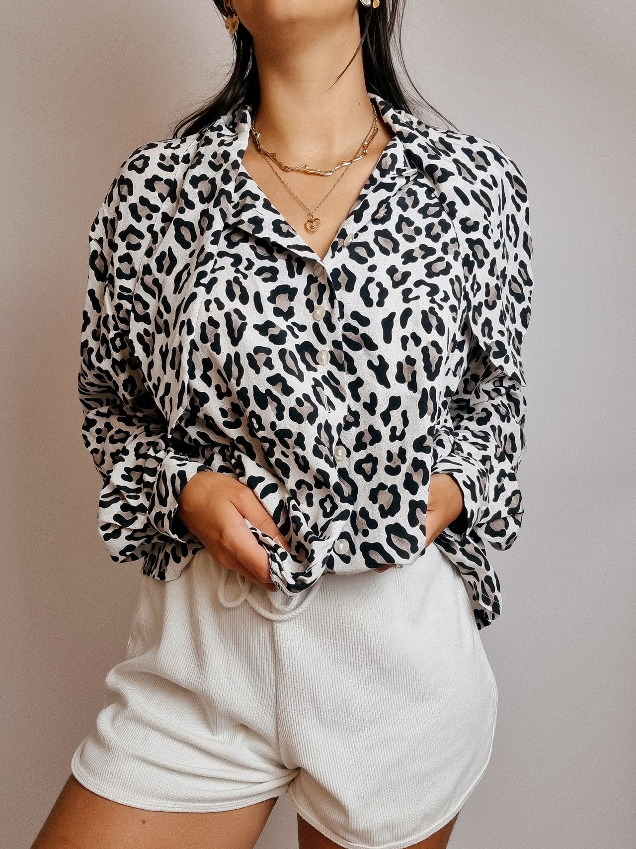 Vintage 80/90er-Jahre-Hemd aus grauer Leopardenseide L