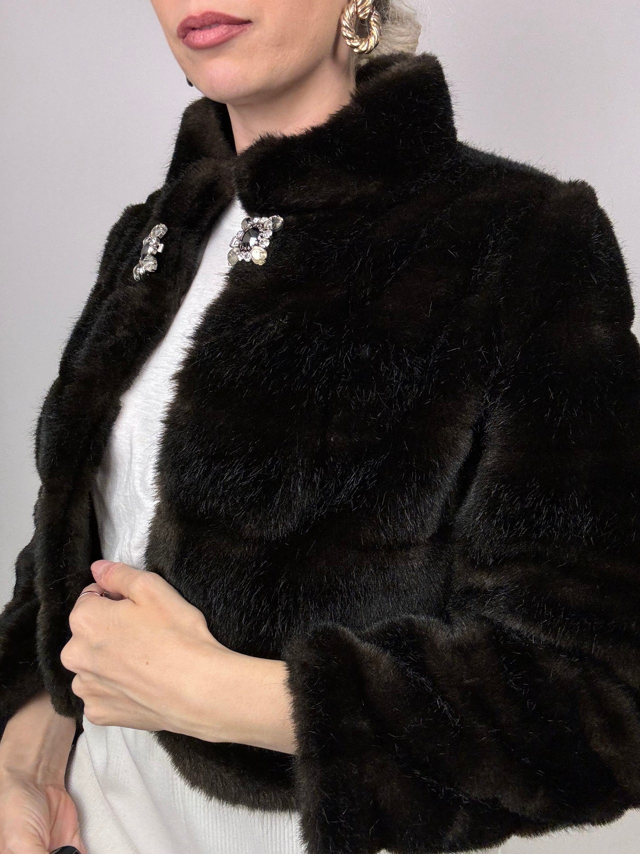 Short faux fur with vintage brown jewel clasp