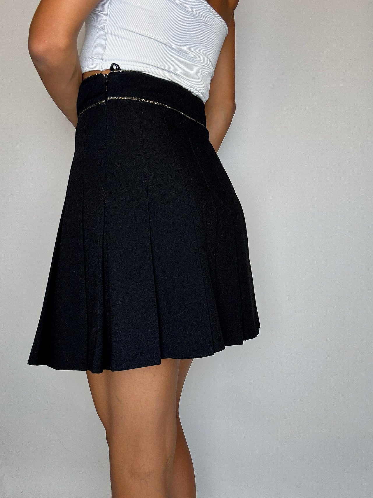 Jupe plissée noir à liseré doré S/M vintage