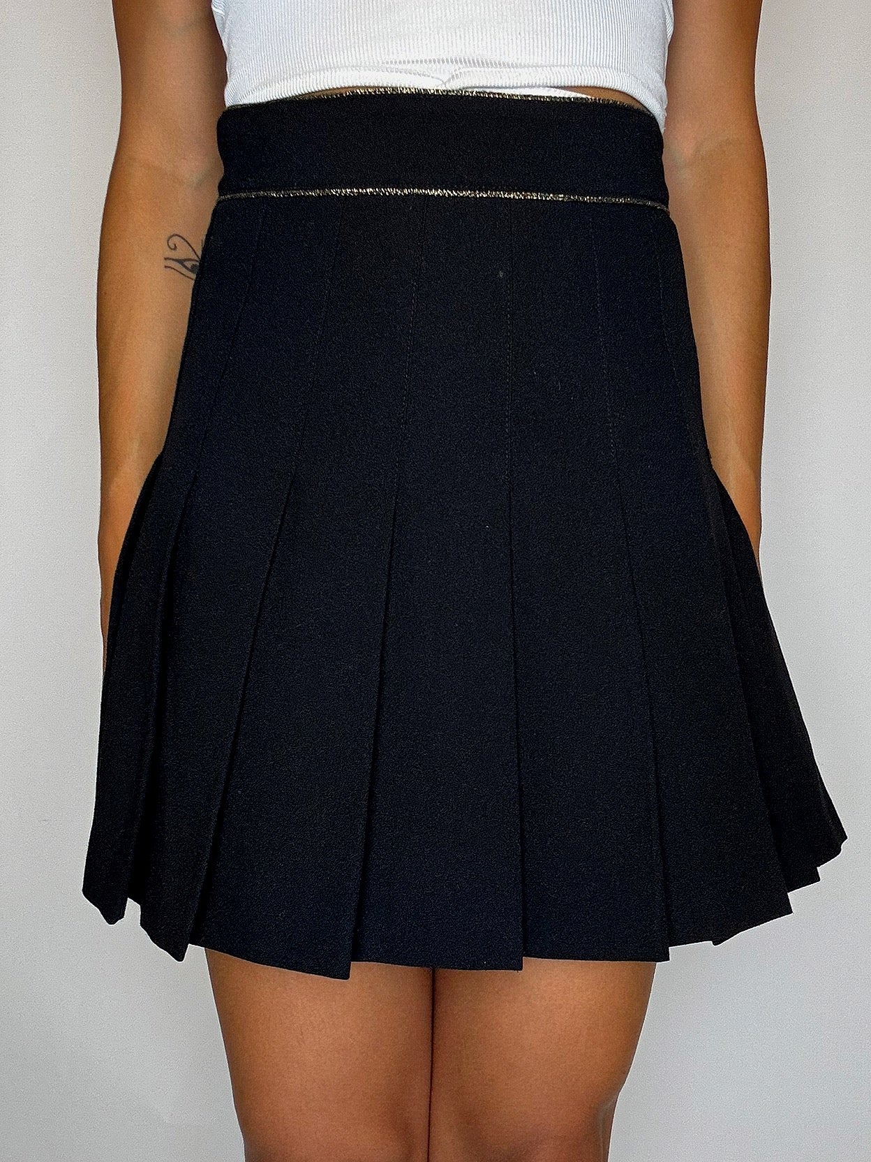 Jupe plissée noir à liseré doré S/M vintage