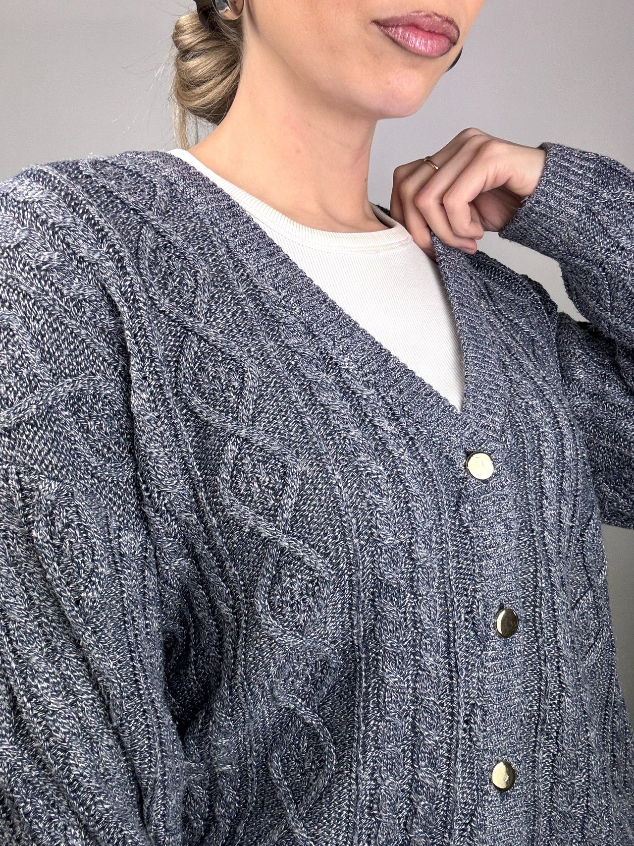 Graue geflochtene Strickjacke mit Vintage M/L Schmuckknöpfen
