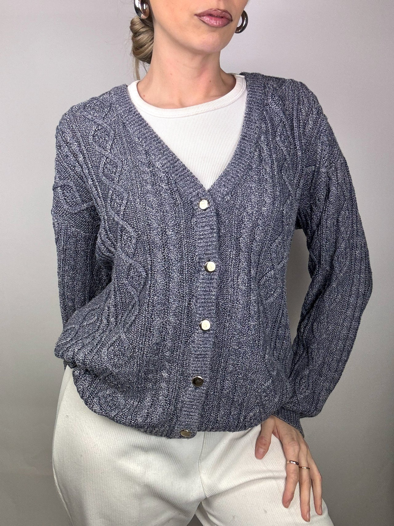 Graue geflochtene Strickjacke mit Vintage M/L Schmuckknöpfen