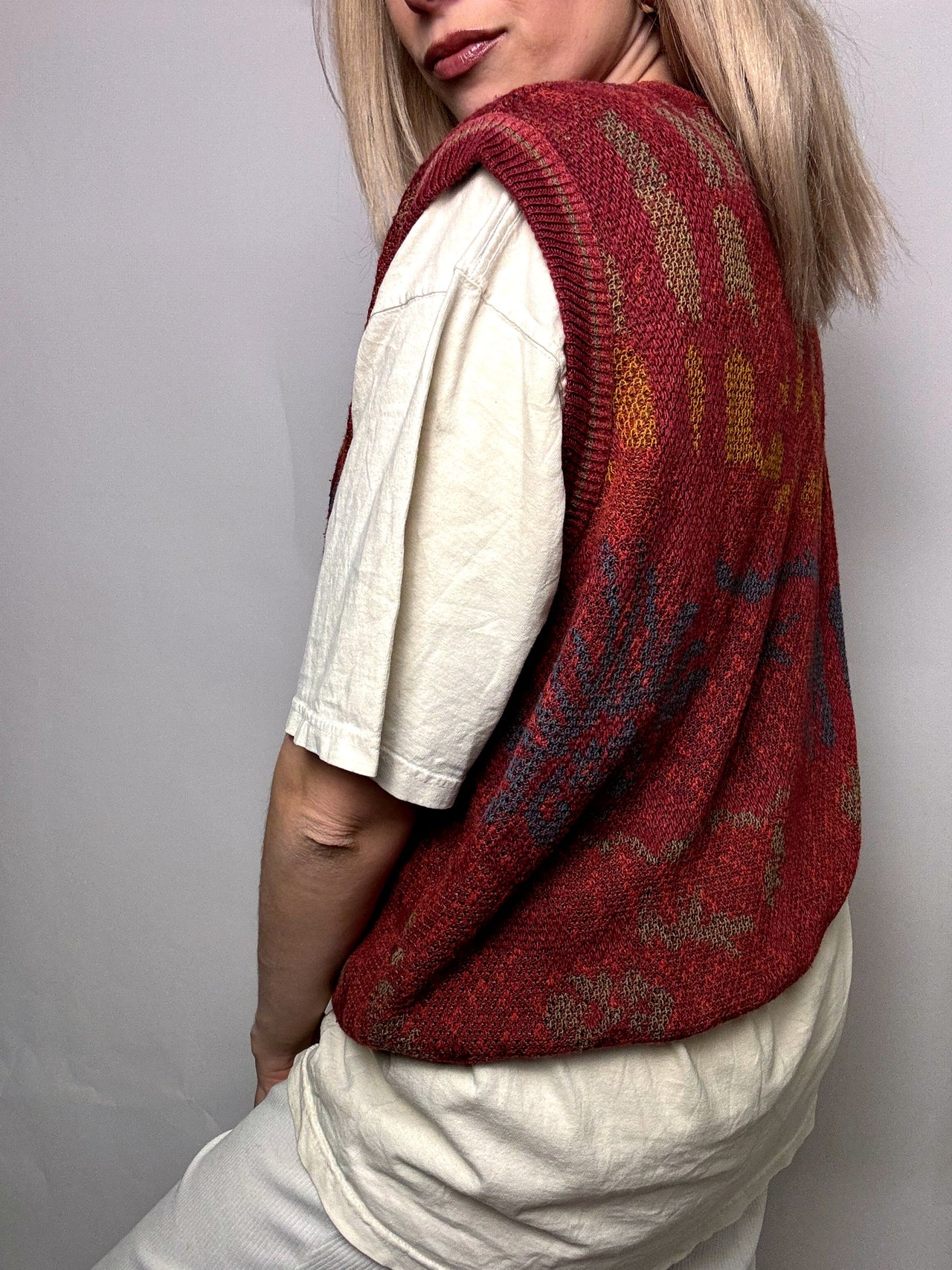 Red knit vest with vintage pattern M/L