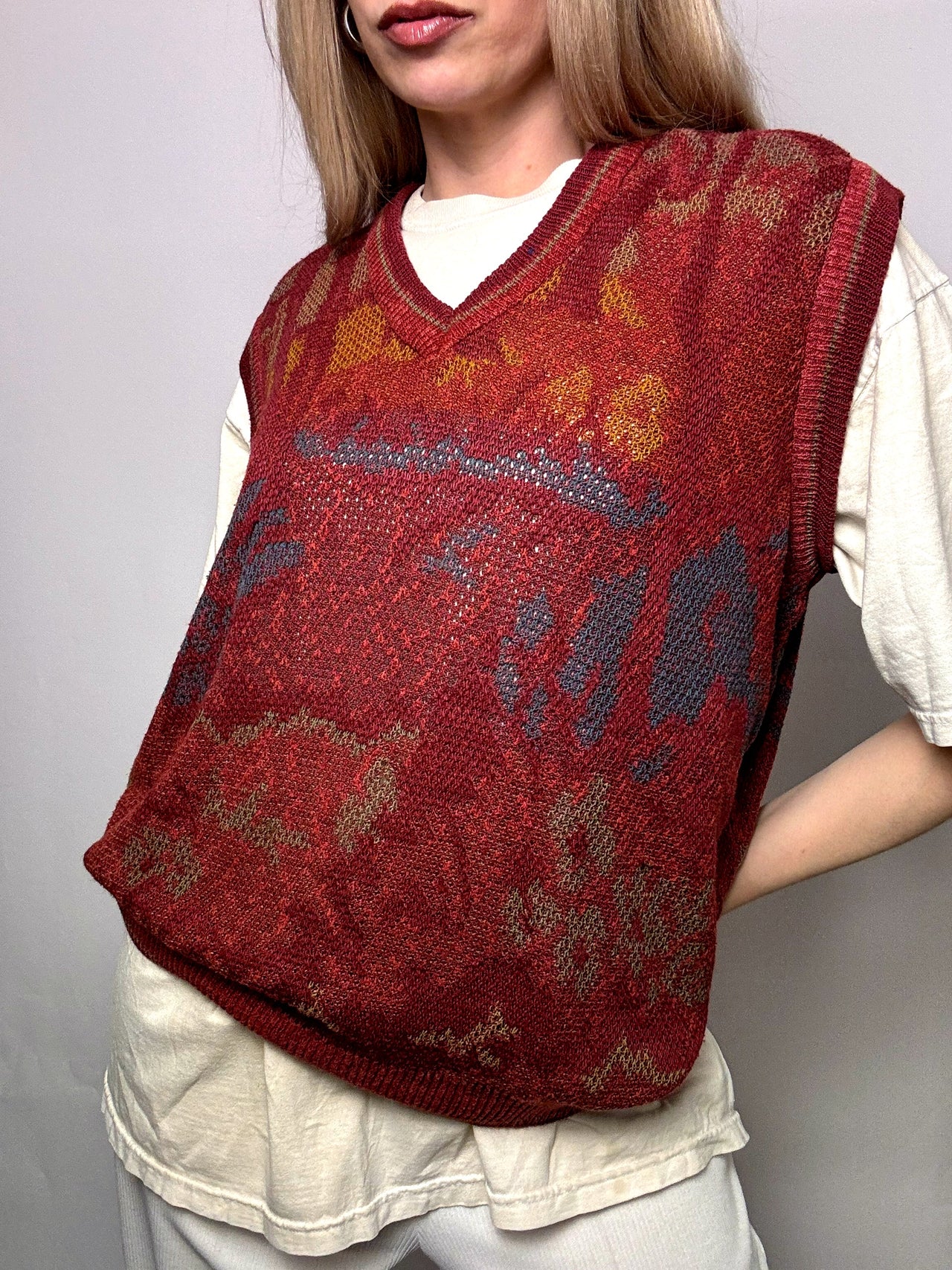 Red knit vest with vintage pattern M/L