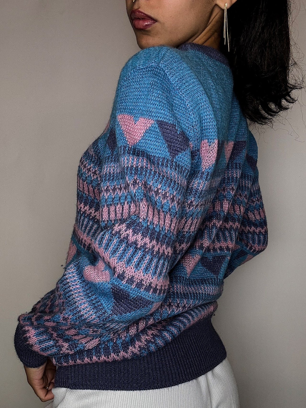 Pull en laine à motif rose et bleu S vintage