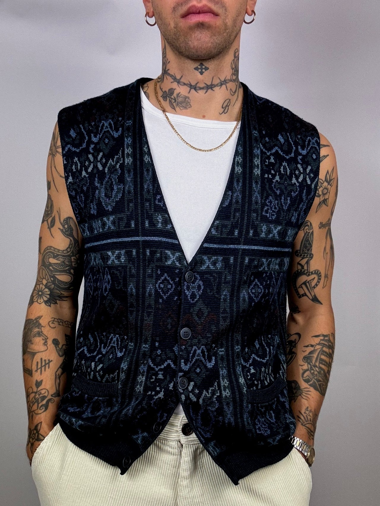 Vintage L patterned & buttoned knit vest