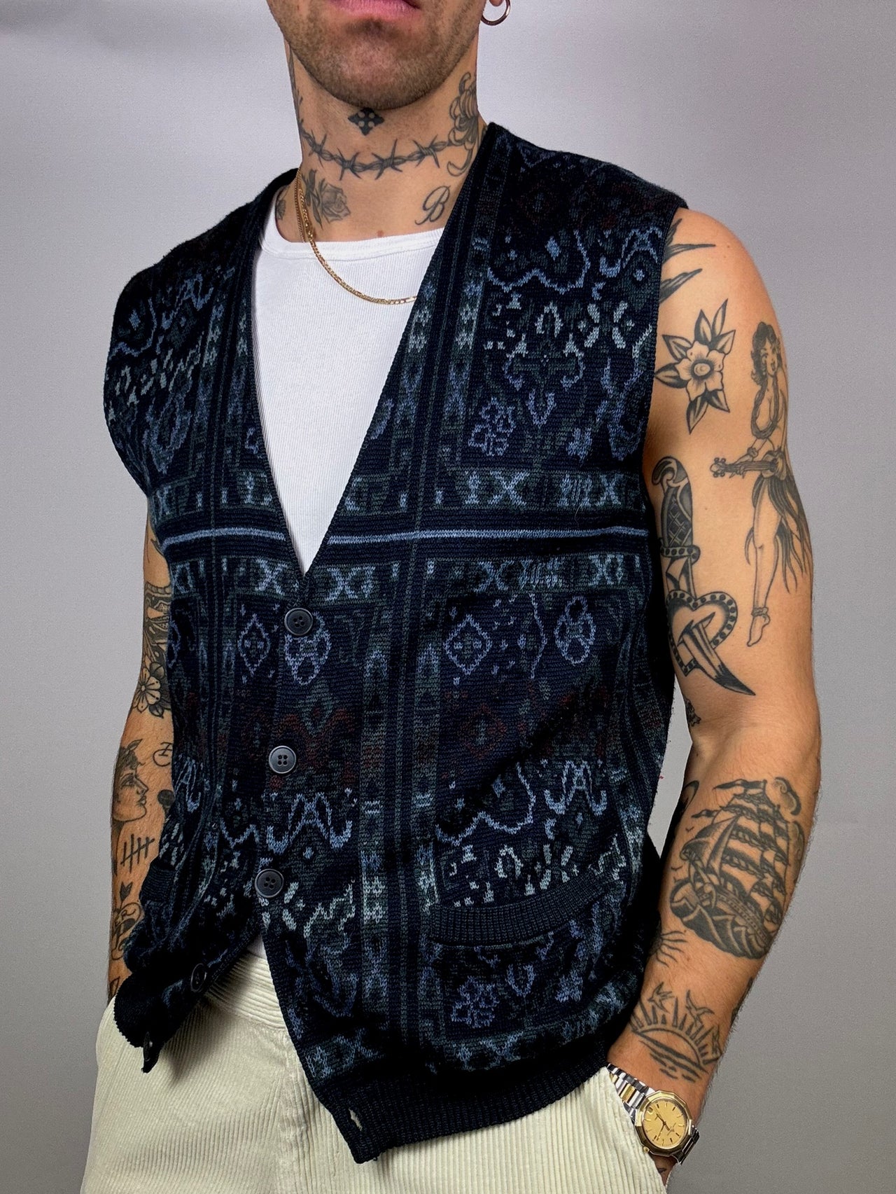 Vintage L patterned & buttoned knit vest