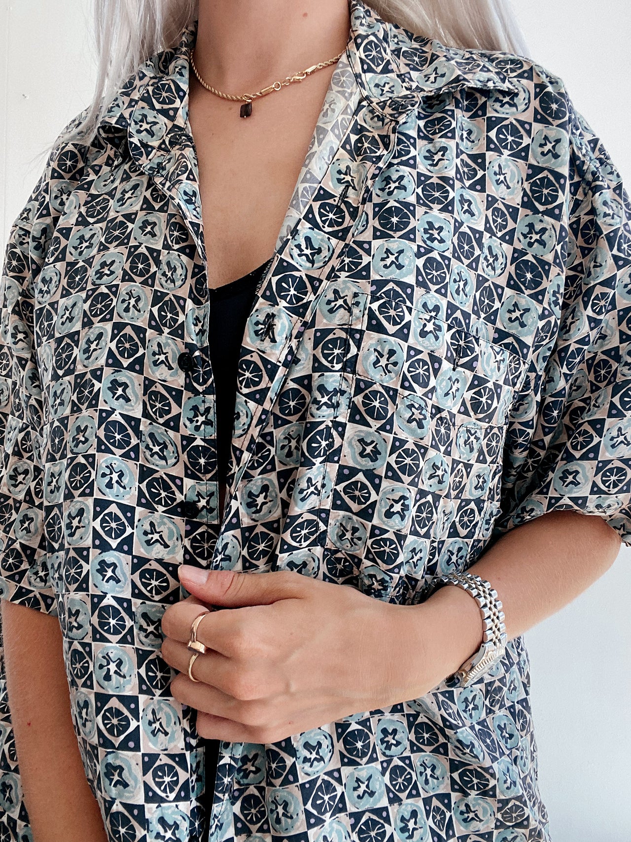 Chemise vintage 80’s 90’s en soie bleue à motifs M