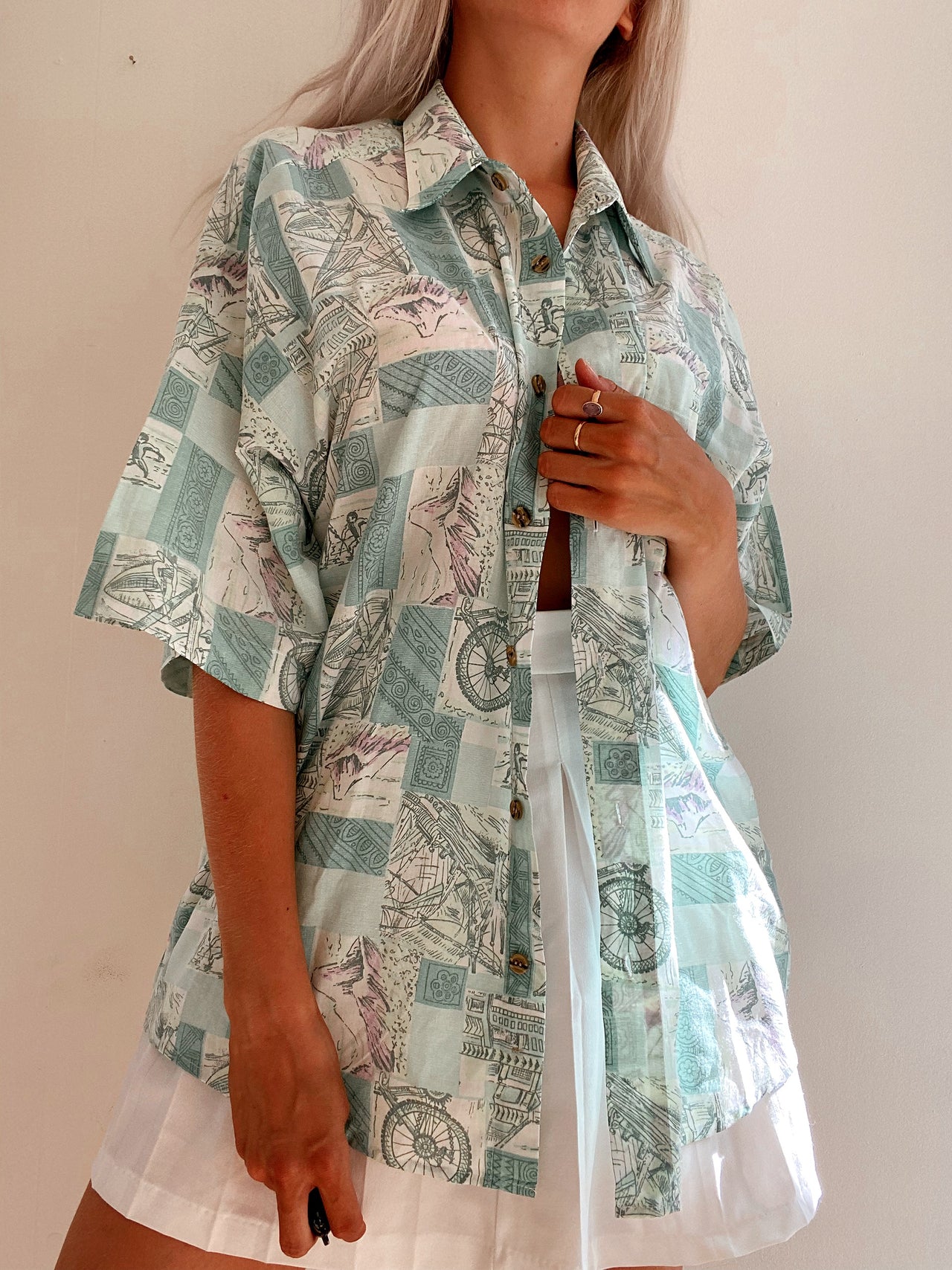 Vintage 80/90er-Jahre-Shirt mit hellgrünen Mustern