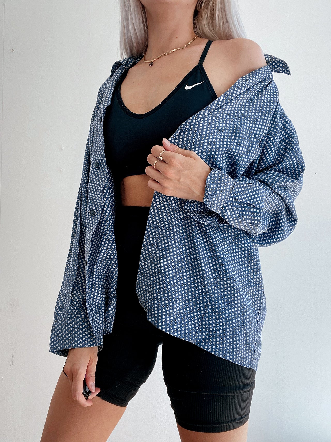 Chemise vintage 80’s 90’s en soie bleue à fleurs M