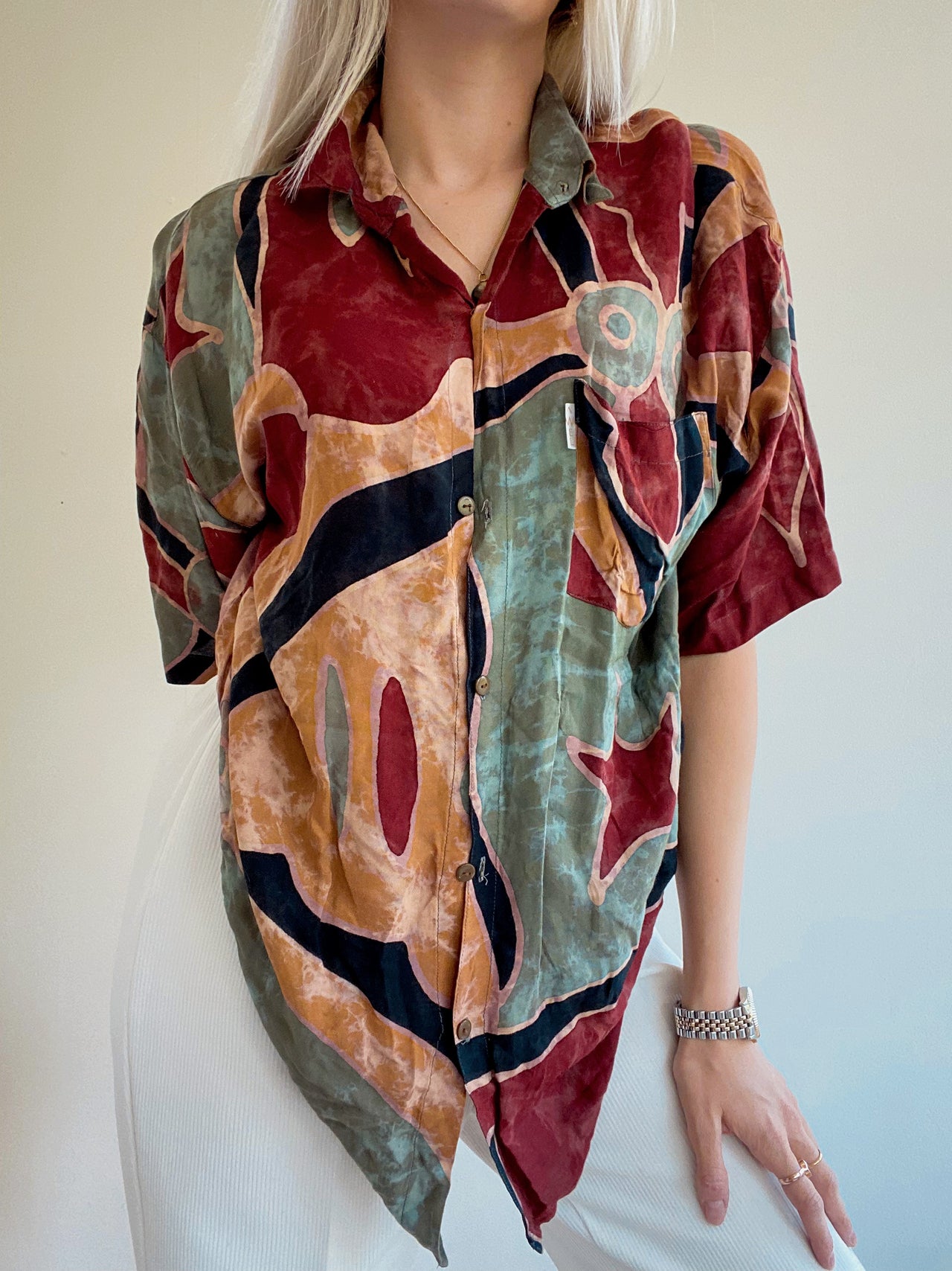 Vintage-Hemd aus den 80er/90er Jahren mit burgunderroten/grünen Mustern