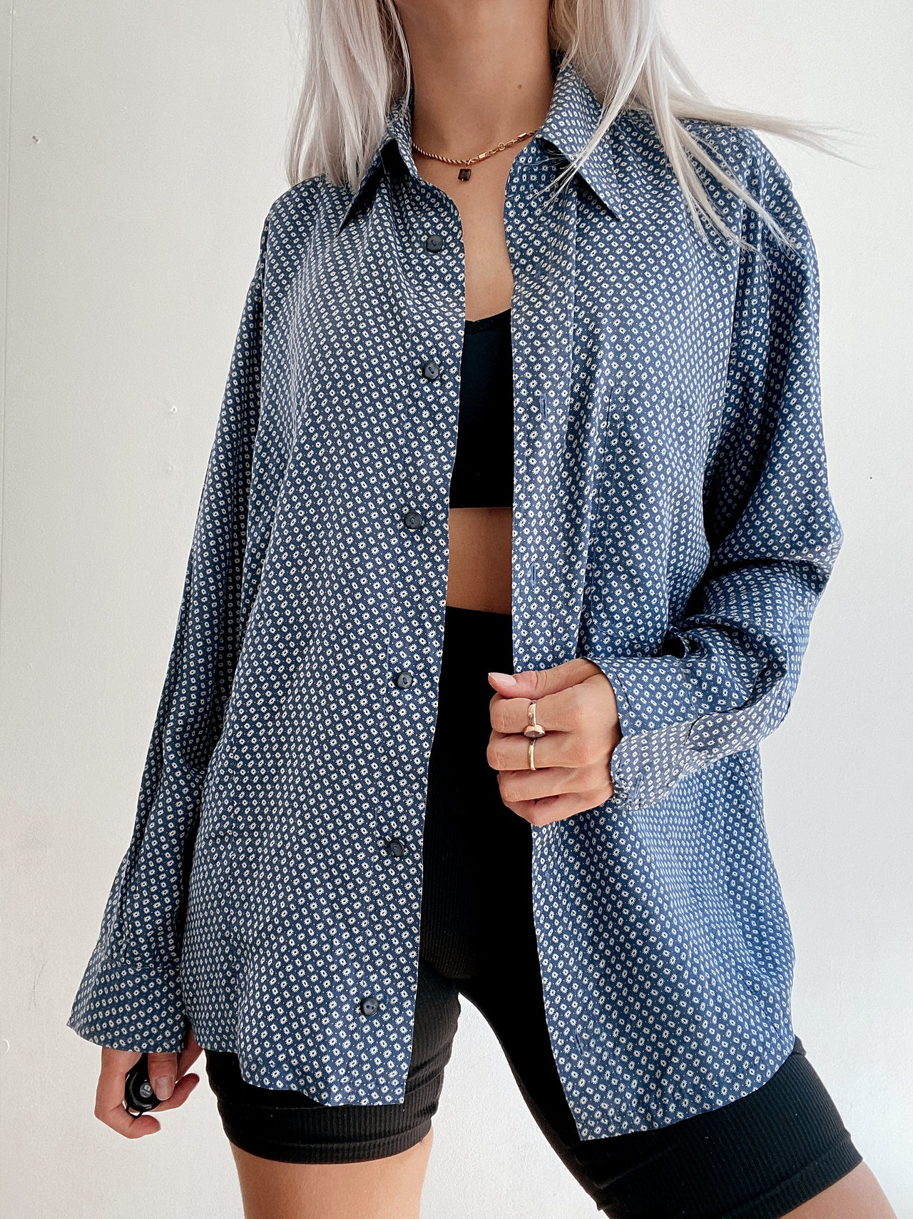 Chemise vintage 80’s 90’s en soie bleue à fleurs M