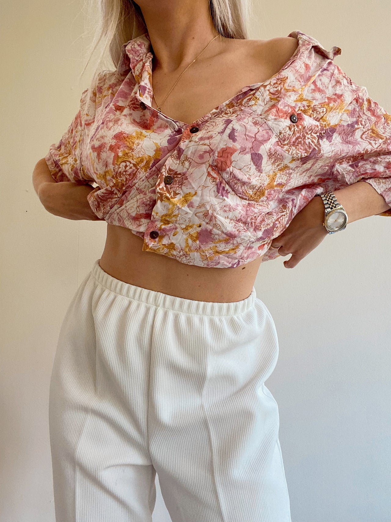 Vintage-Hemd aus den 80er/90er Jahren mit rosa und orangefarbenen Blumenmustern