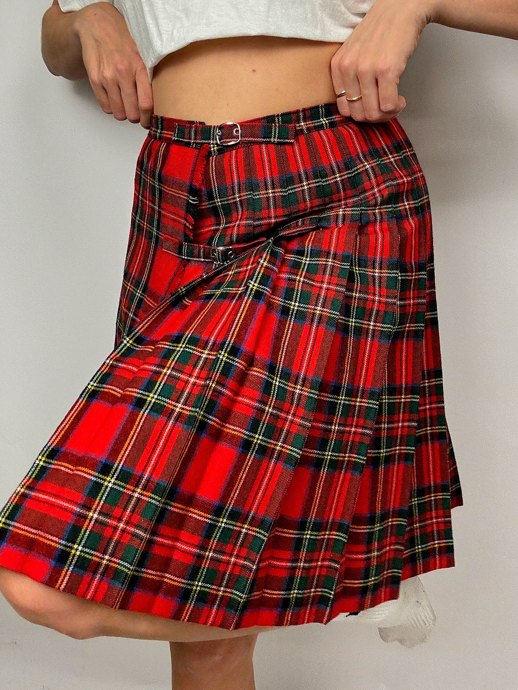 Roter Faltenrock im Vintage-Kilt-Stil