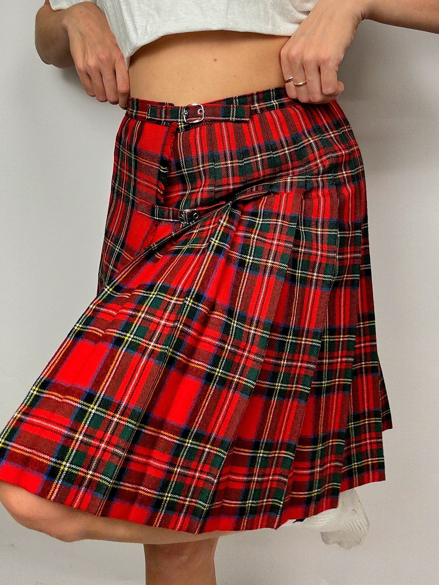 Roter Faltenrock im Vintage-Kilt-Stil