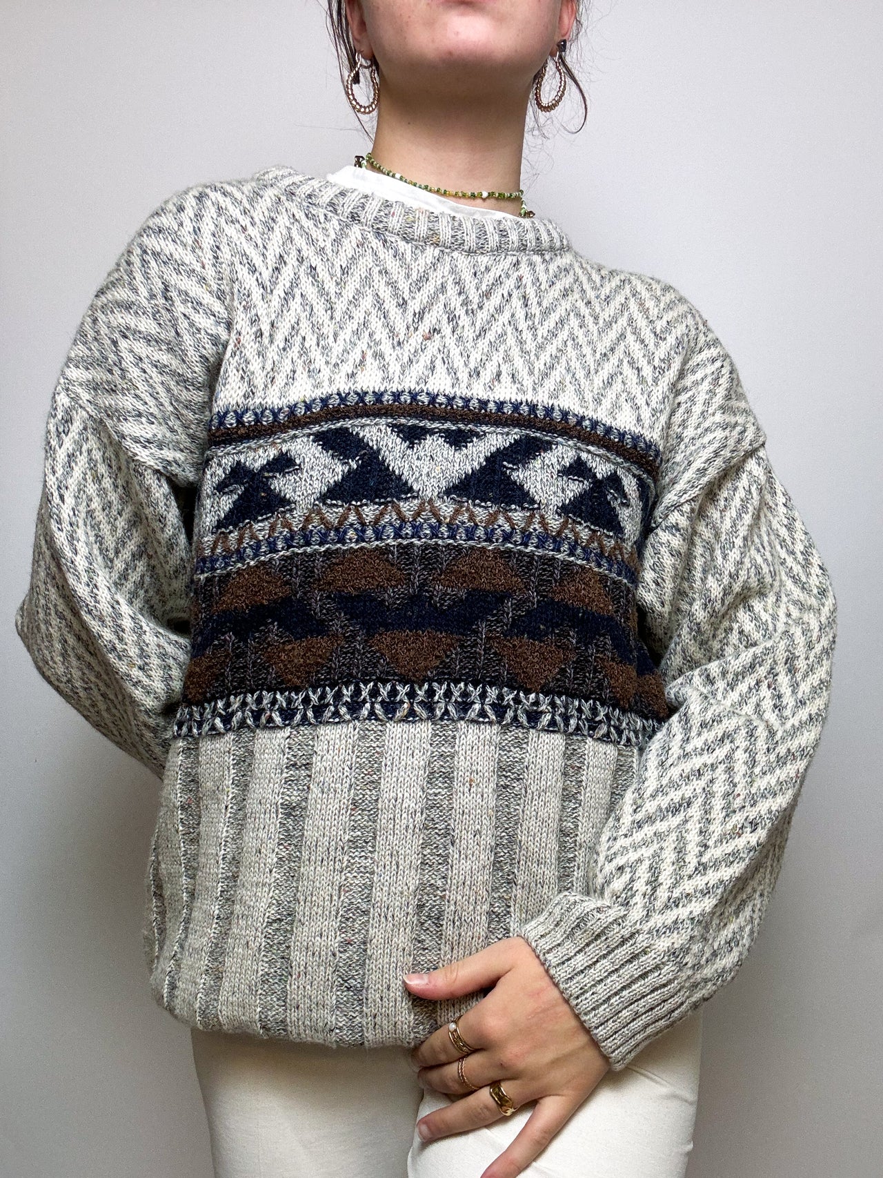 Grau-weißer Strickpullover mit Vintage-Mustern M/L