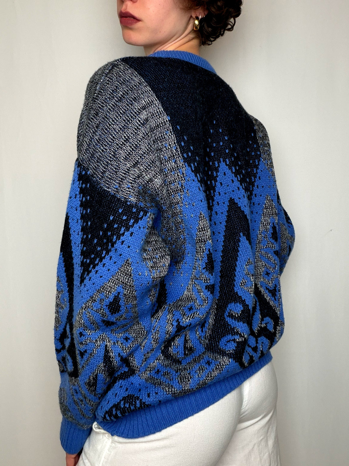 Pull à motifs noir et bleu L vintage
