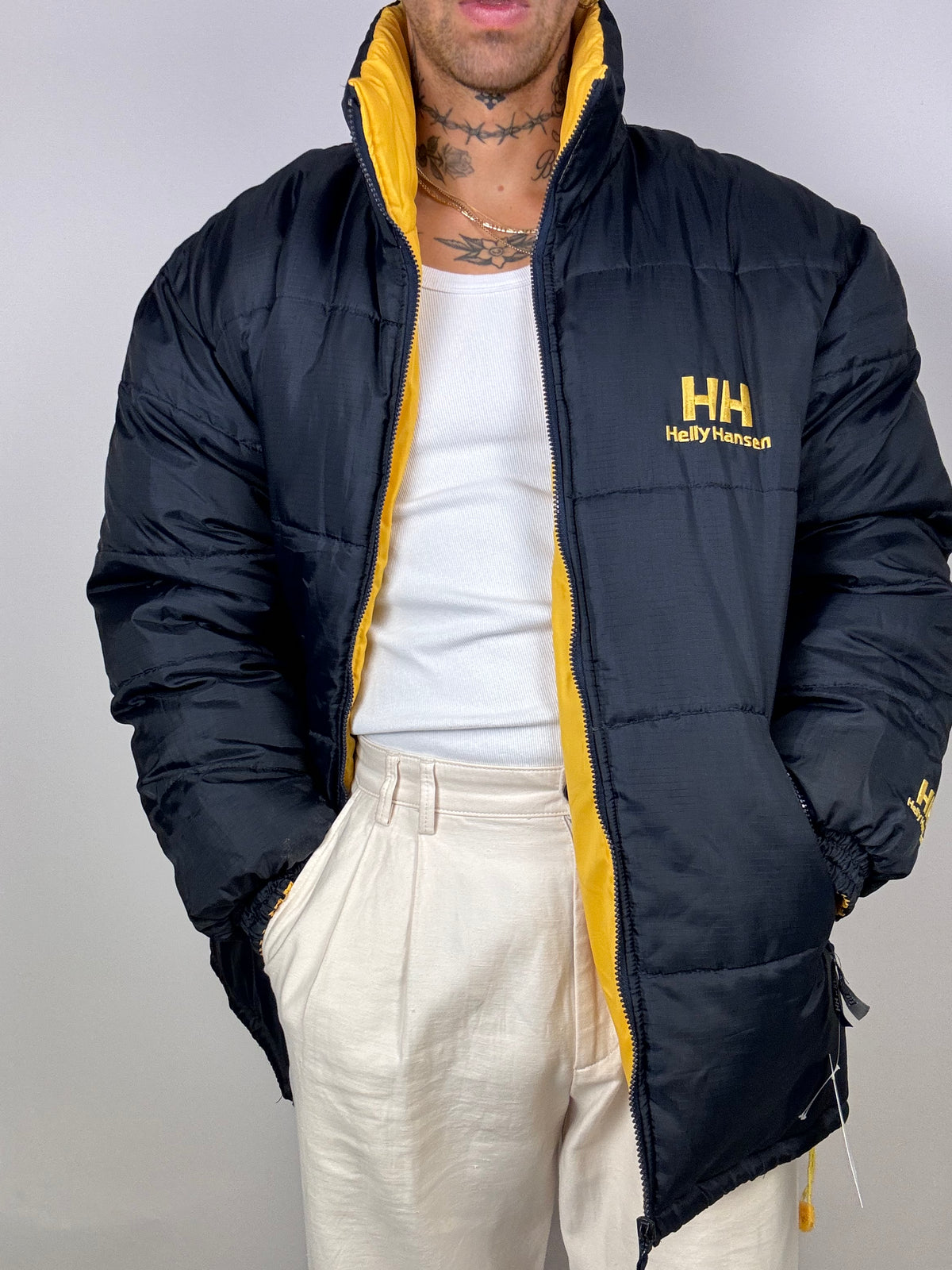 Dunkelblaue und gelbe Wende-Daunenjacke von Helly Hansen