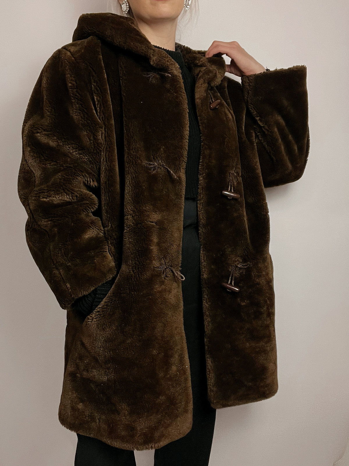 Manteau en fausse fourrure avec capuche brune foncée