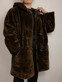 Manteau en fausse fourrure avec capuche brune foncée