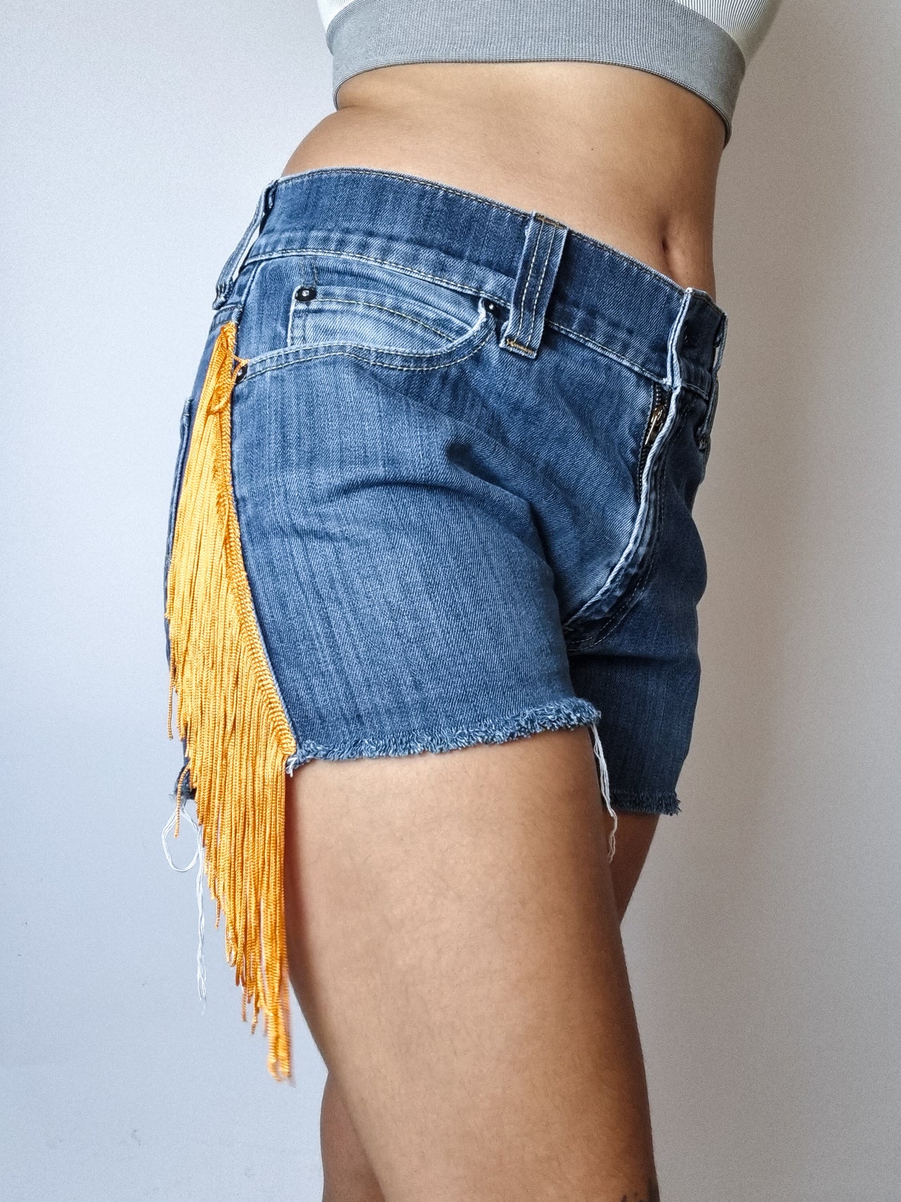 Maßgeschneiderte Levi's-Shorts mit Vintage-Fransen 32 