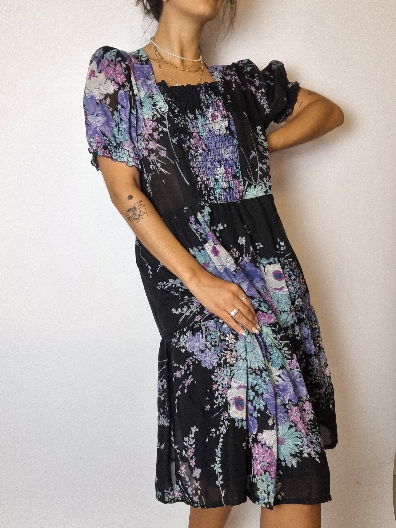 Schwarzes Kleid mit Vintage-Blumen M/L