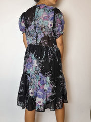Schwarzes Kleid mit Vintage-Blumen M/L