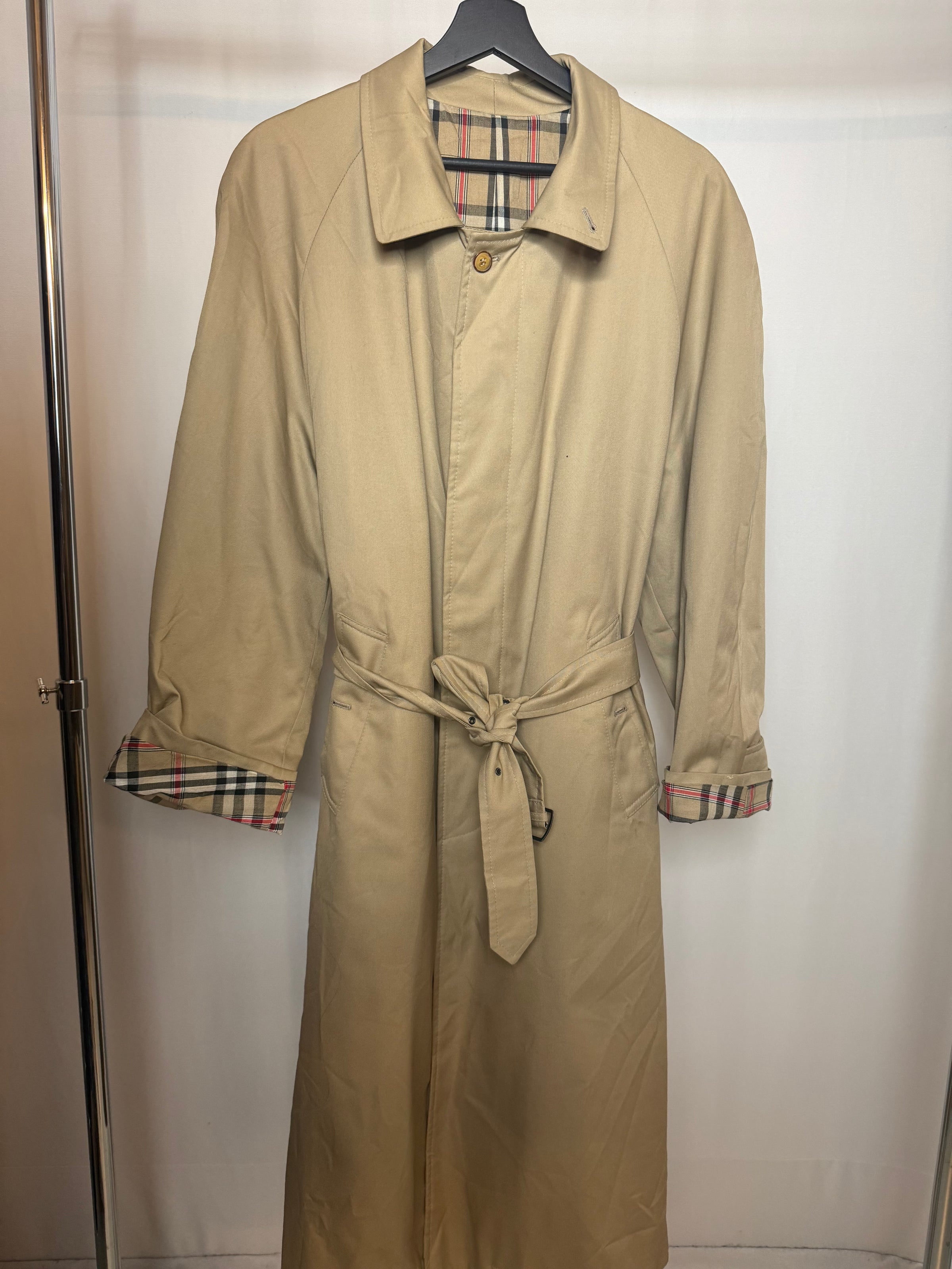 Beige trench coat M live