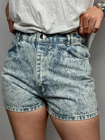 Blaue Vintage-Jeansshorts mit Batikmuster 