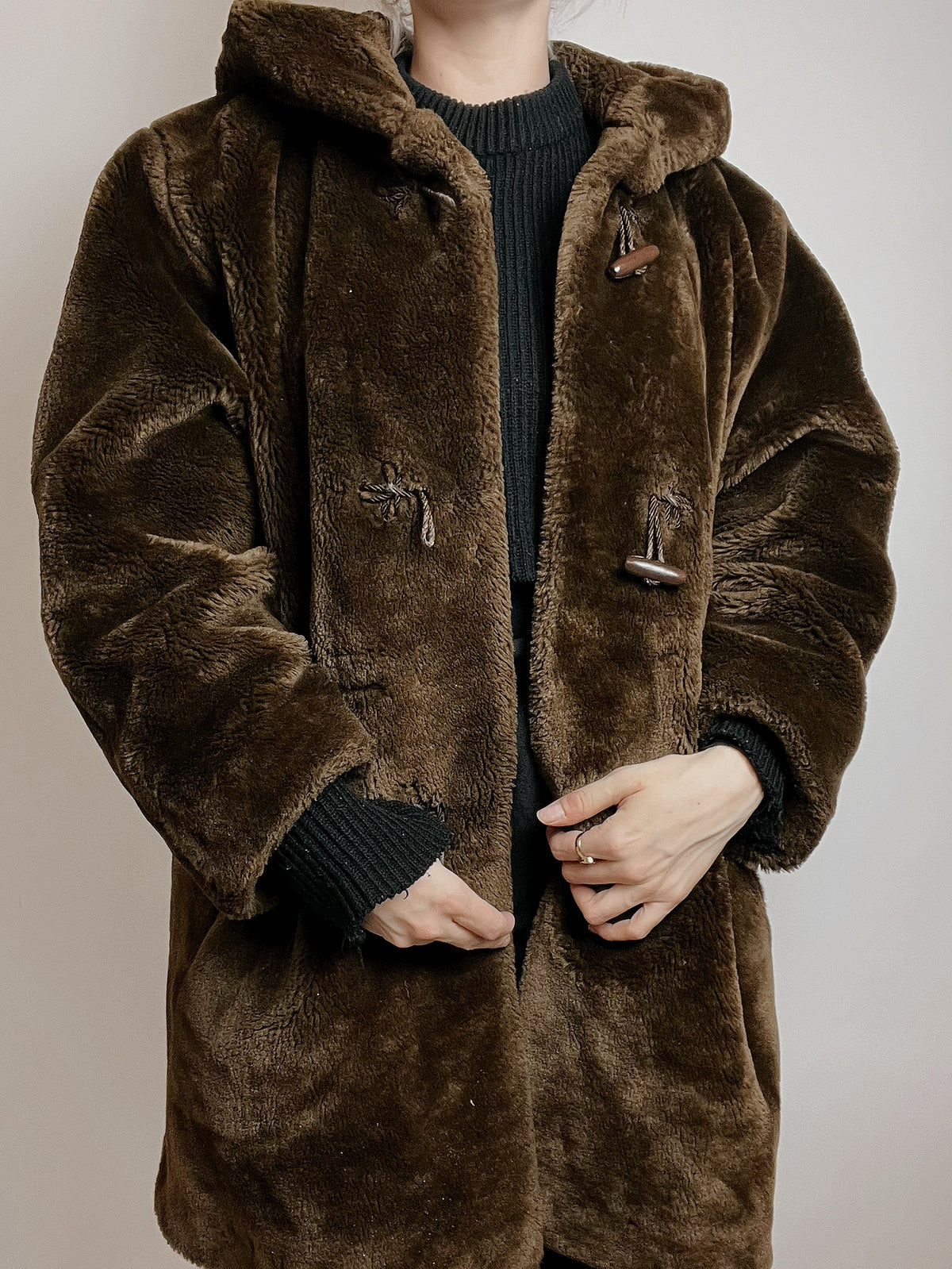 Manteau en fausse fourrure avec capuche brune foncée