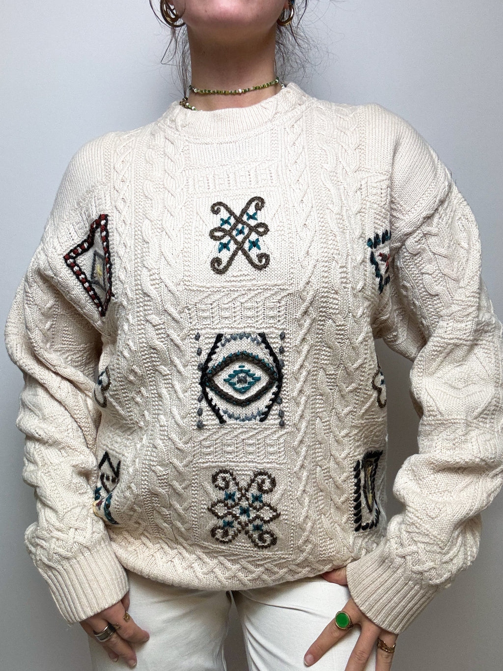 Paket 3 – Gemusterter weißer Strickpullover + Vintage-Weste M/L