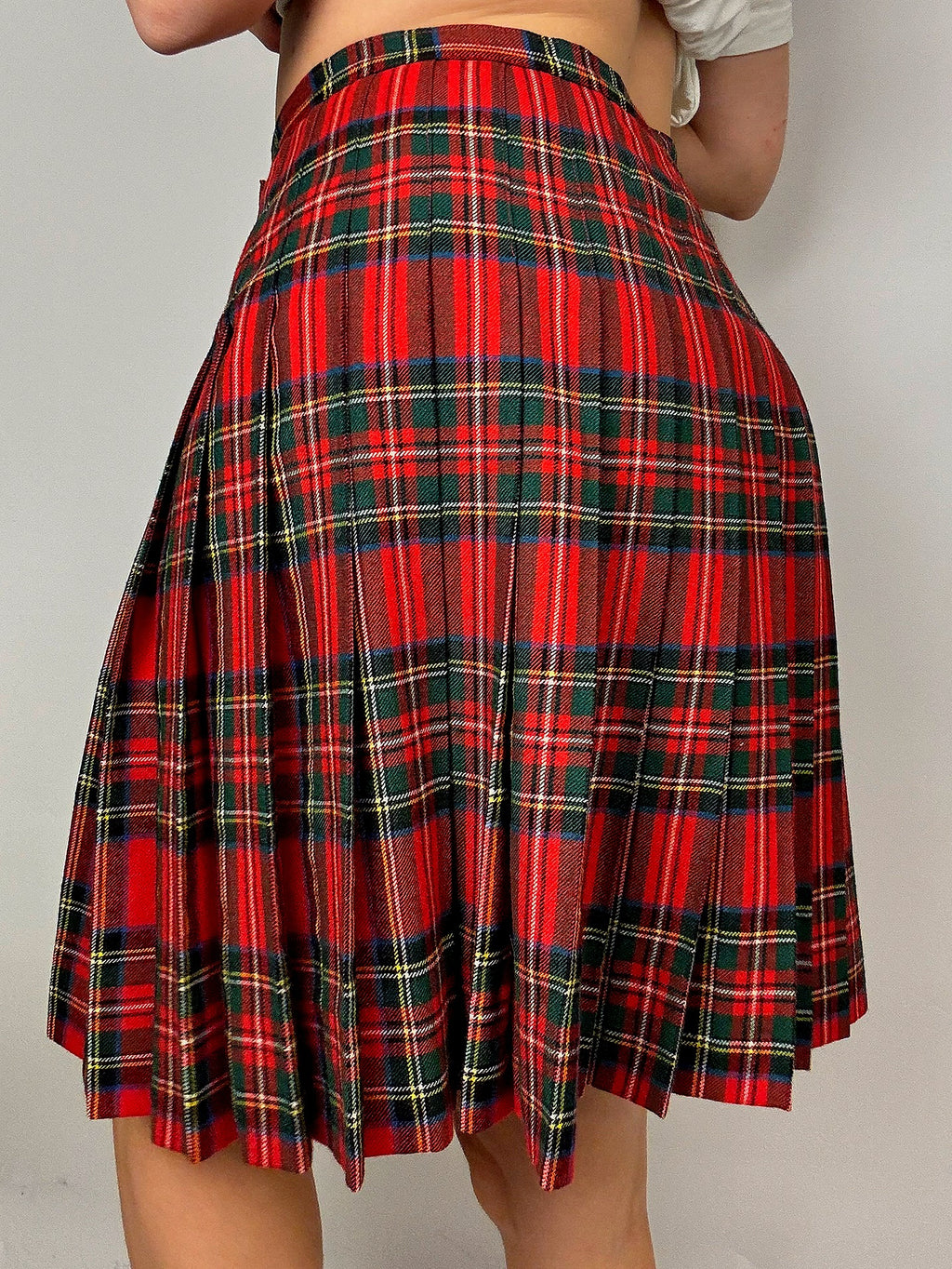 Roter Faltenrock im Vintage-Kilt-Stil