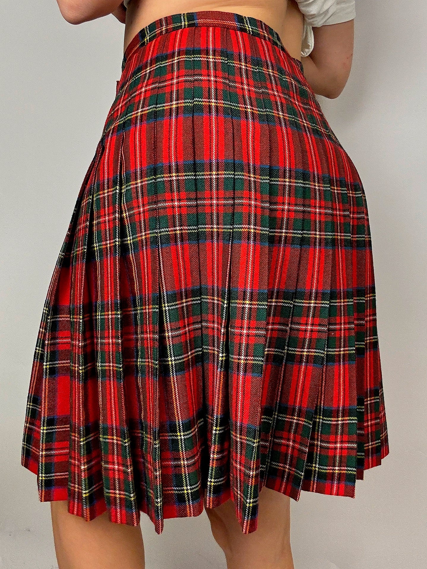 Roter Faltenrock im Vintage-Kilt-Stil