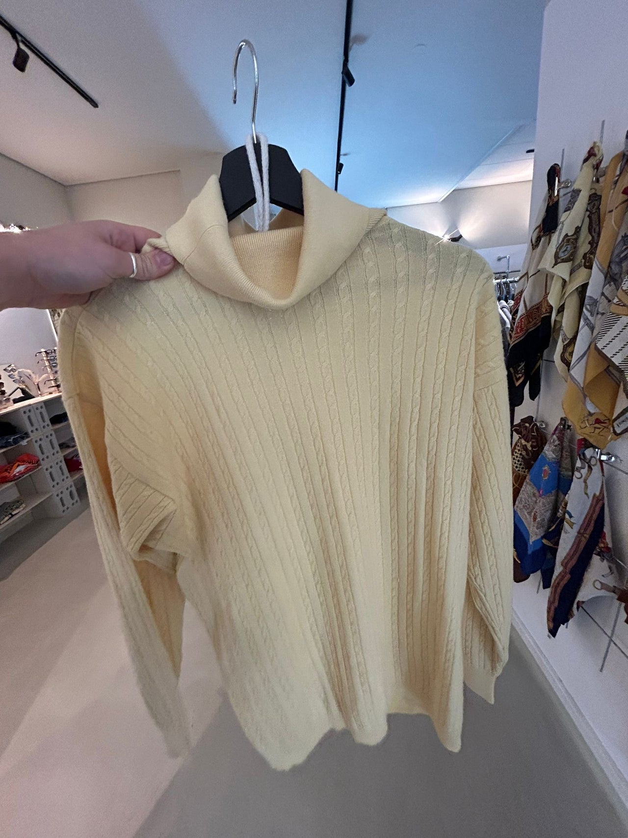 Pull à col roulé en maille jaune vintage