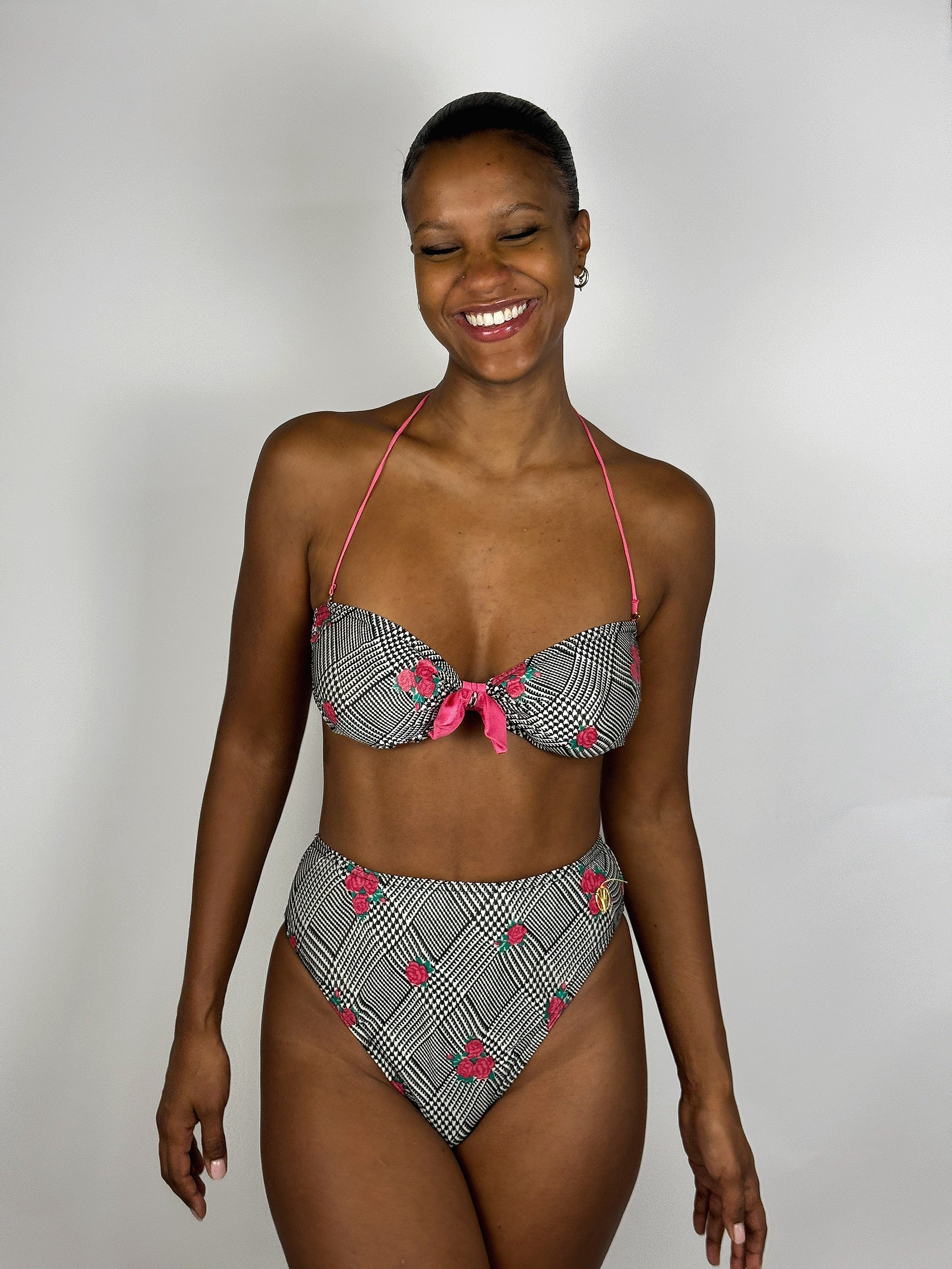Maillot de bain deux pièce motif noire et blanc avec fleure rose