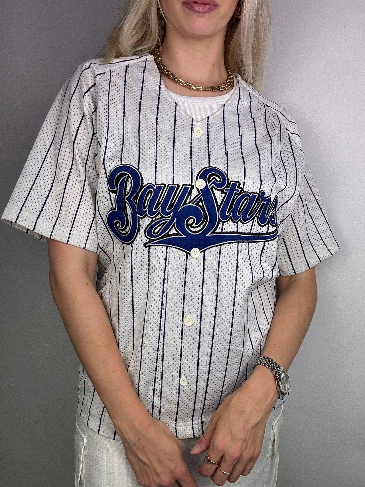 Weiß-blau gestreiftes Baseballtrikot