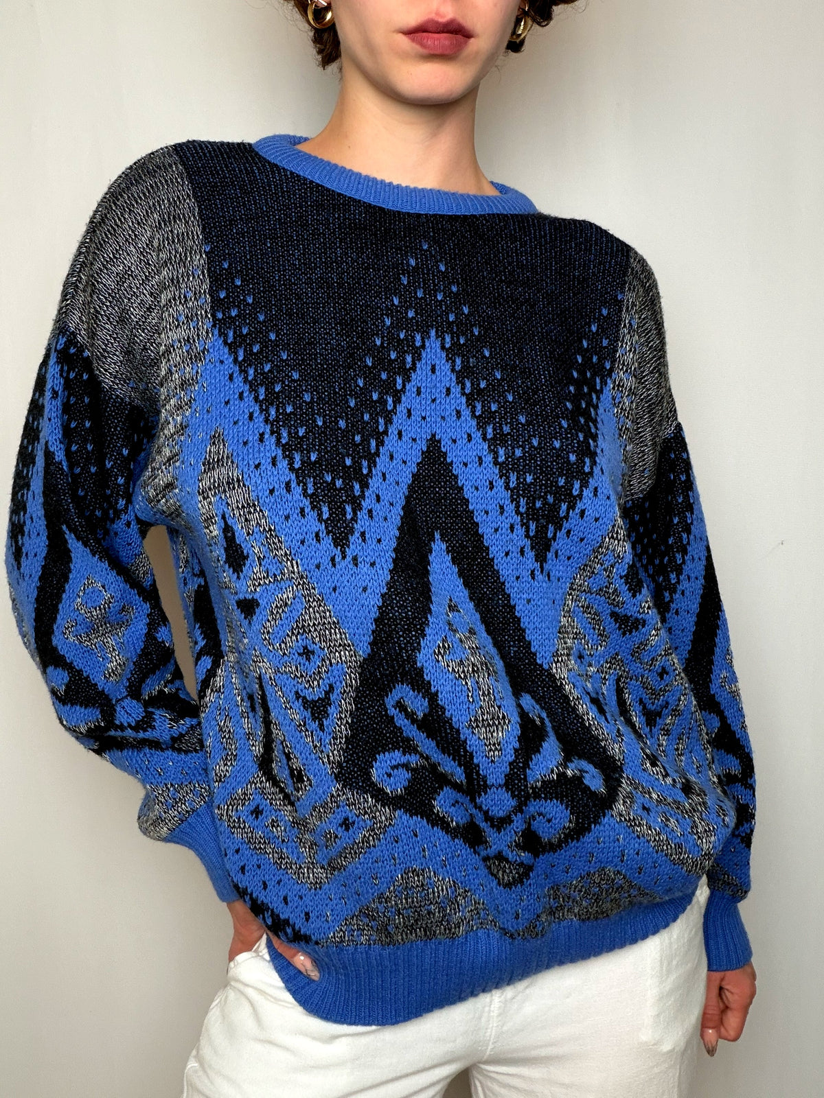 Pull à motifs noir et bleu L vintage