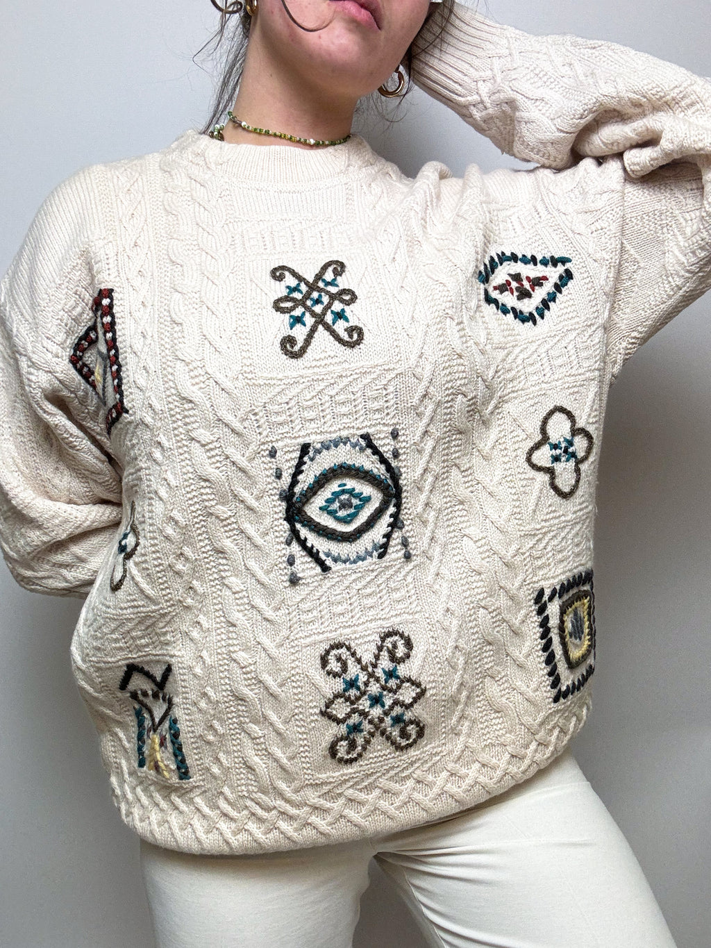 Paket 3 – Gemusterter weißer Strickpullover + Vintage-Weste M/L