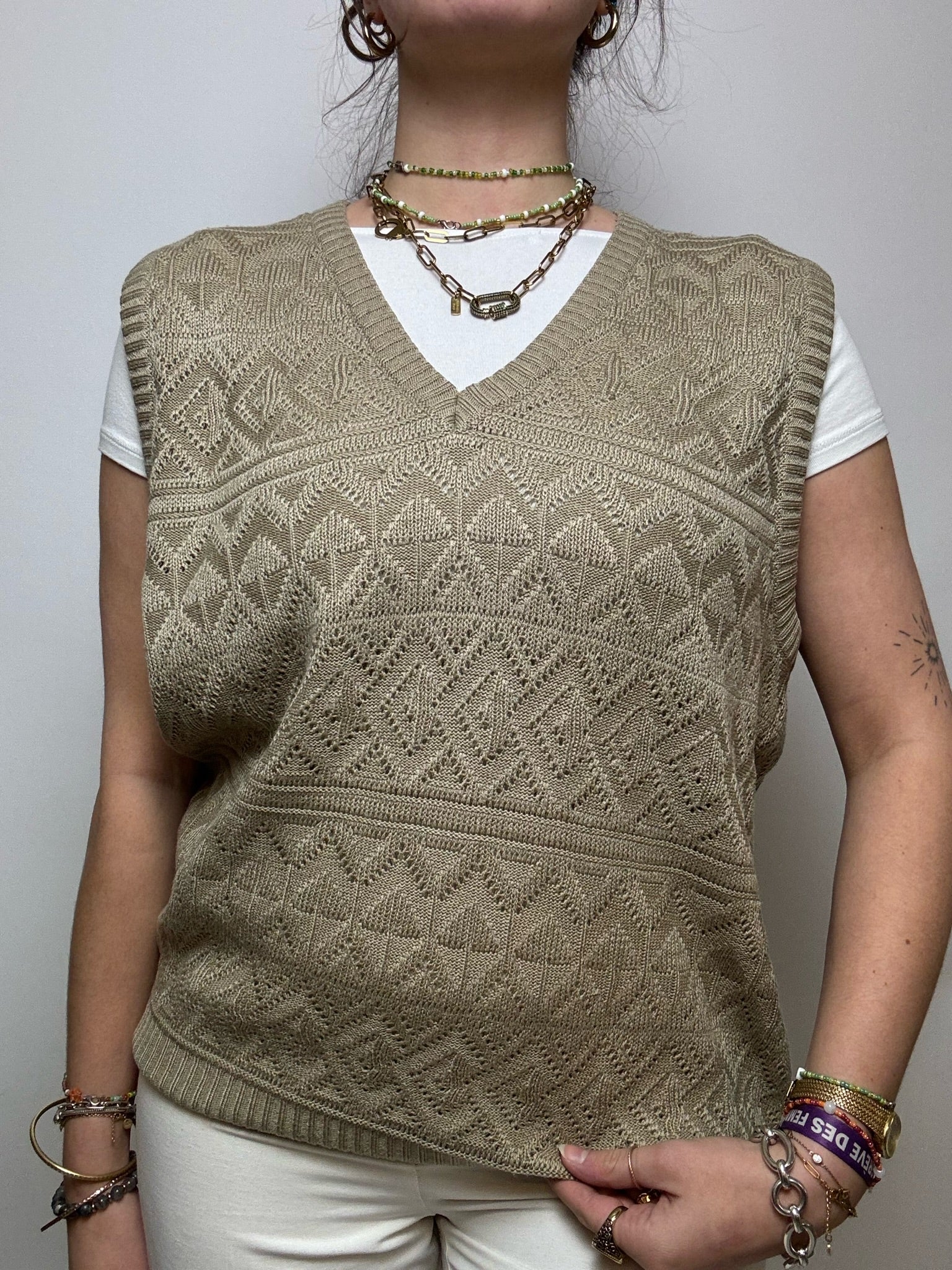 Paket 3 – Gemusterter weißer Strickpullover + Vintage-Weste M/L