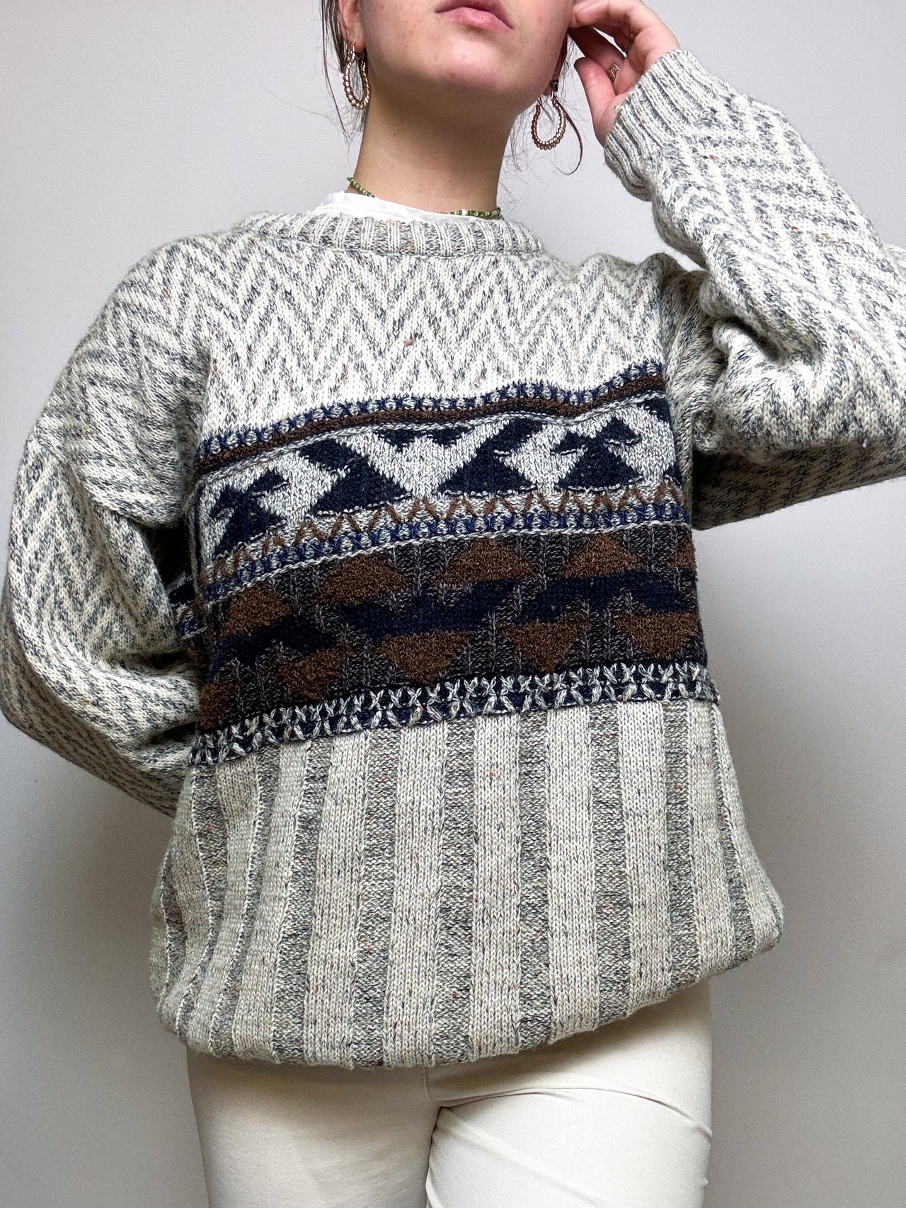 Grau-weißer Strickpullover mit Vintage-Mustern M/L