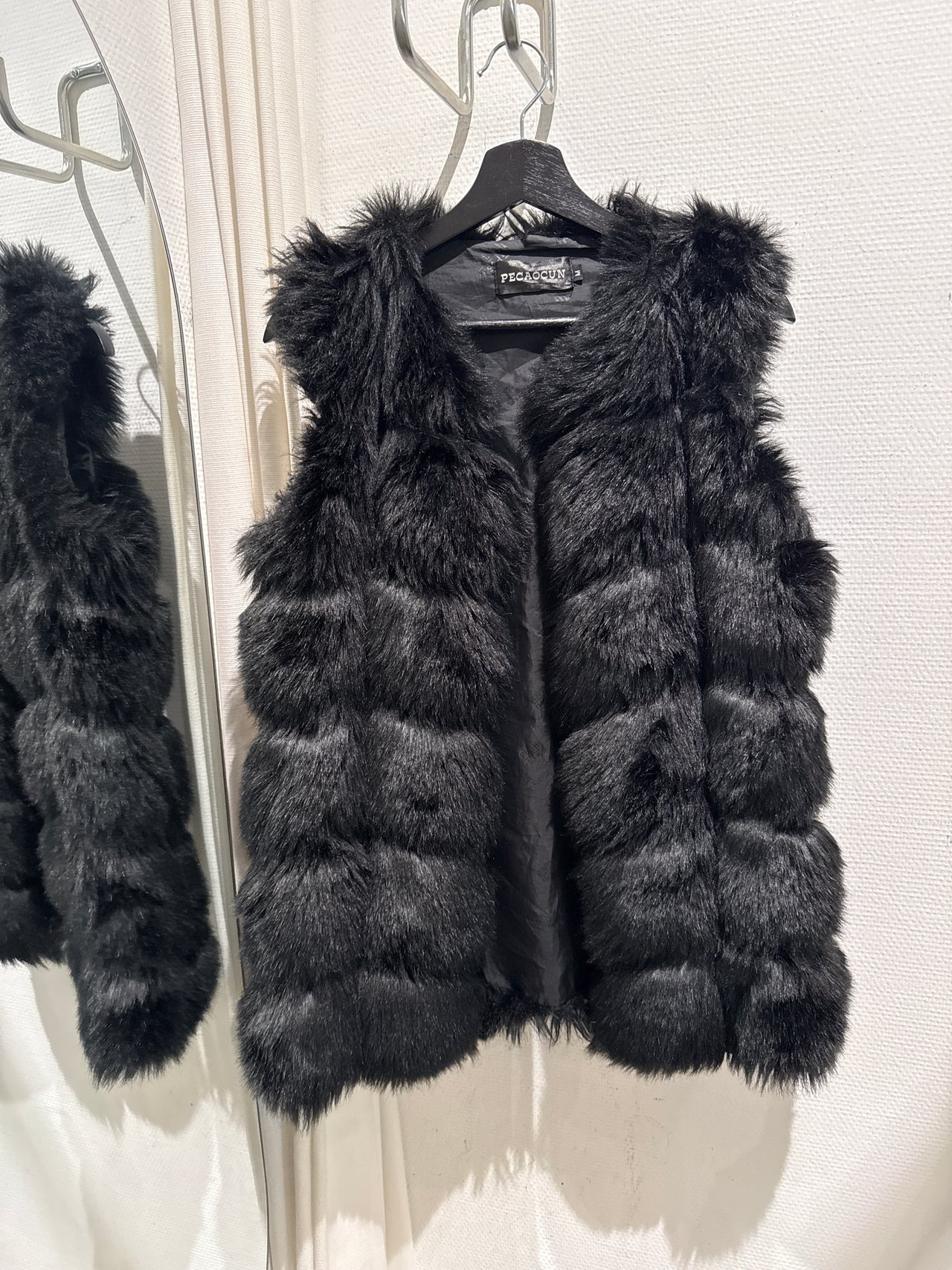 Fourrure sans manche noire M live
