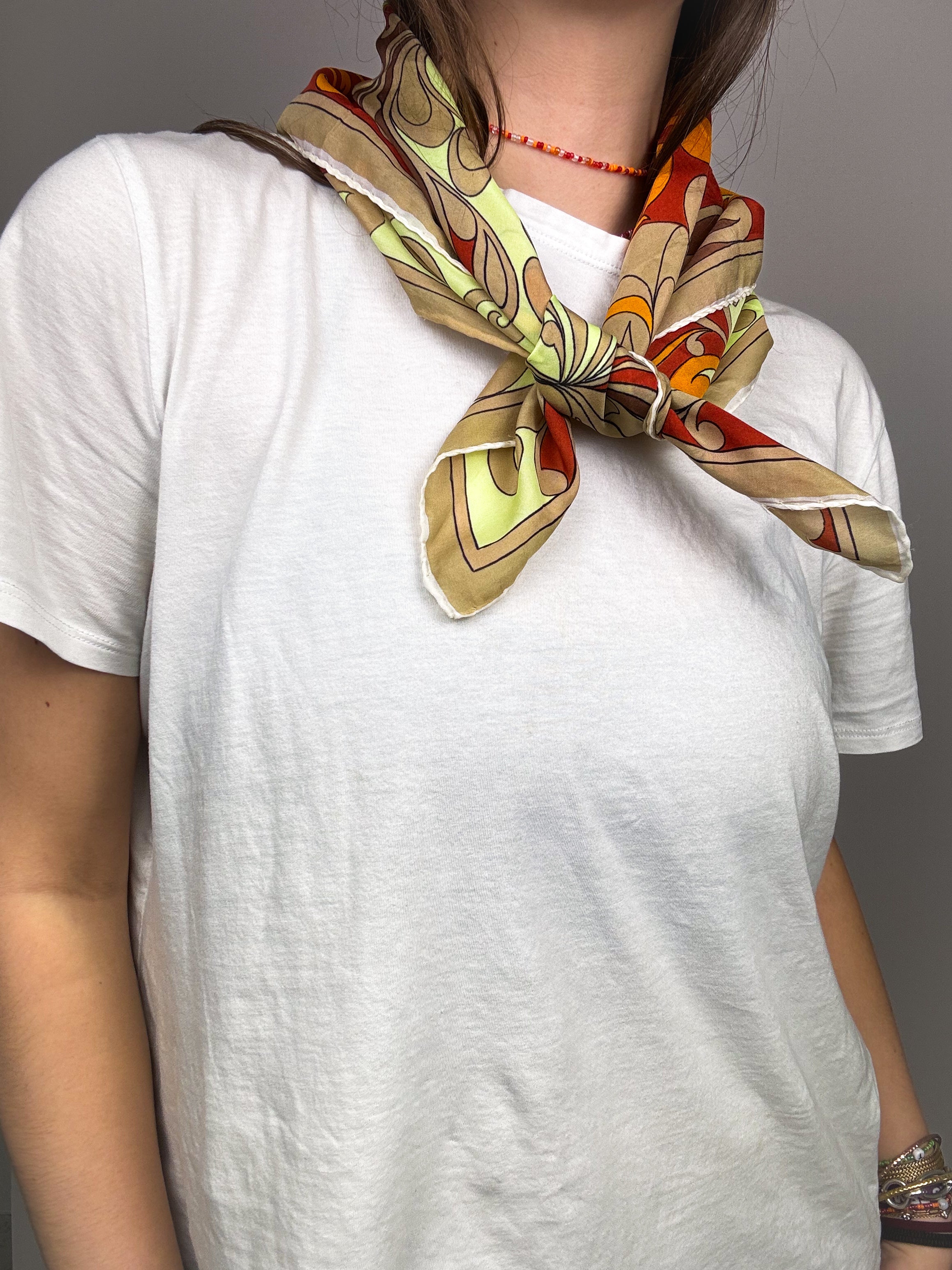 Foulard carré vintage rouge, orange et brun