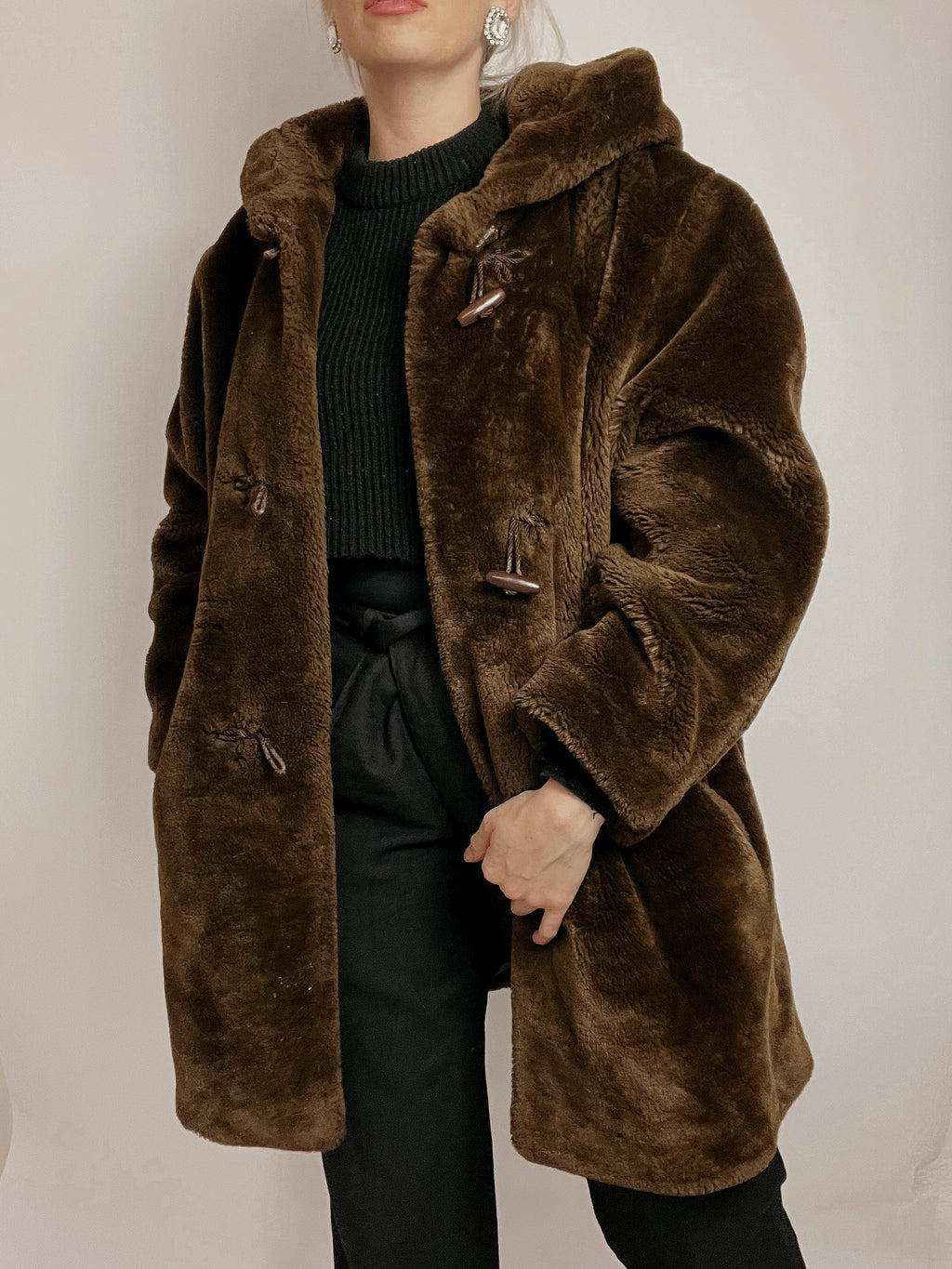 Manteau en fausse fourrure avec capuche brune foncée