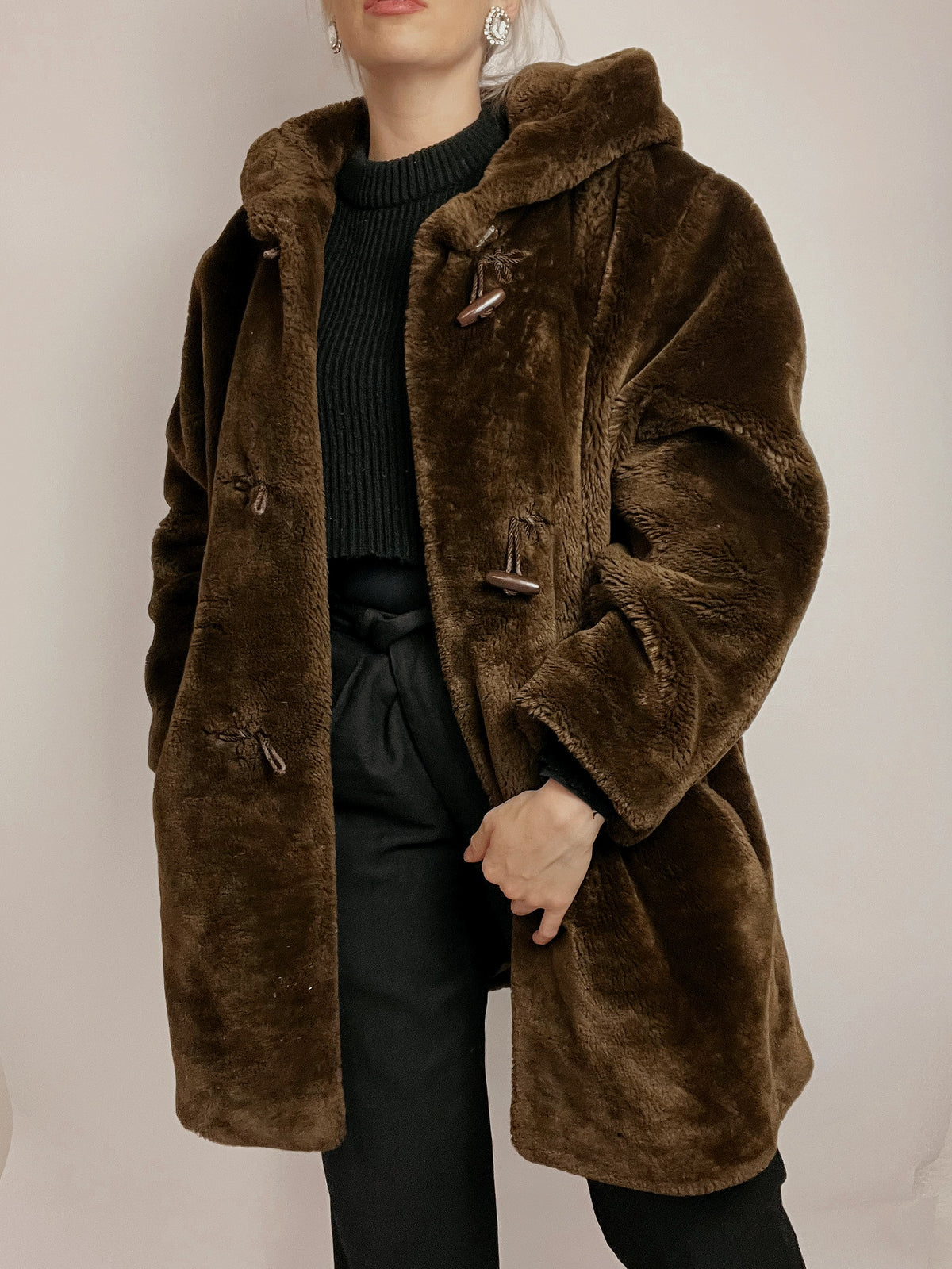 Manteau en fausse fourrure avec capuche brune foncée